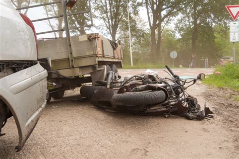 Twee personen op motor zwaargewond na zware crash met auto